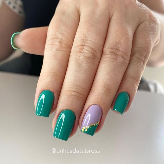 Unhas no formato quadradas com esmaltação verde