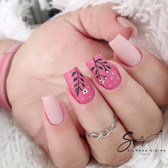 Unhas decoradas na cor de rosa para librianos