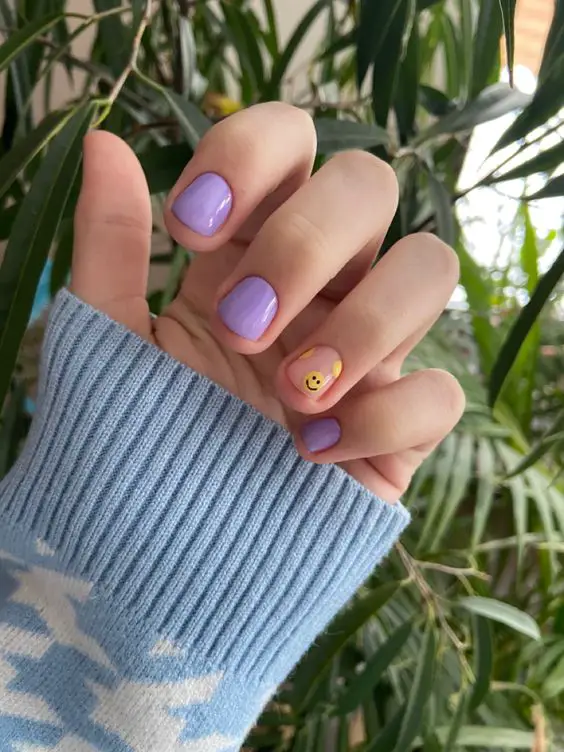 Unhas lilás com emojis