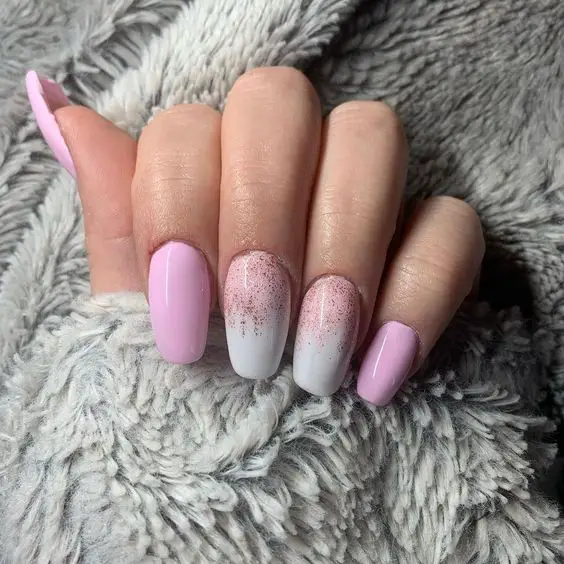 Ideia de unhas rosas com branco e detalhes em glitter