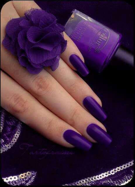 Design de unhas roxo escuro