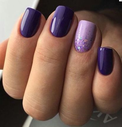 Esmaltação de unhas na cor violeta