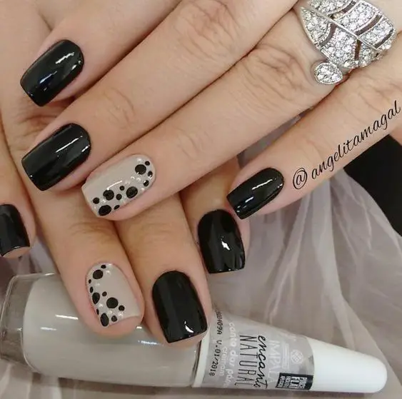 Detalhes nas unhas com bolinhas pretas