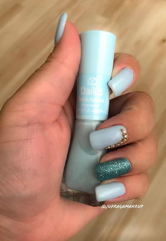 Decoração de unhas azuis com filha única com glitter