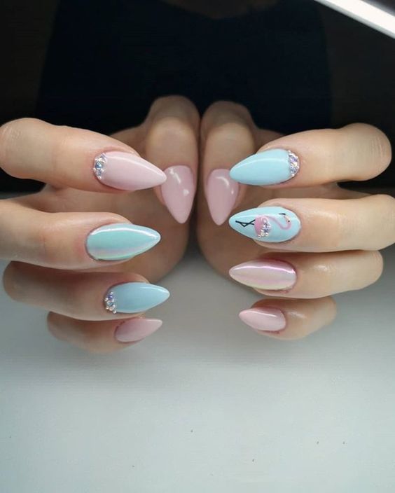 Ideia de unhas azul e rosa bebê com desenho de flamingo