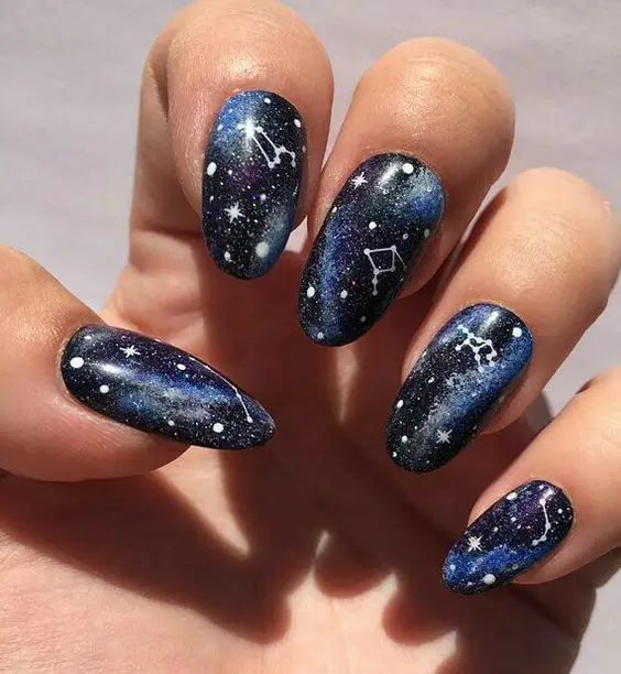 Inspiração de unhas decoradas de universo