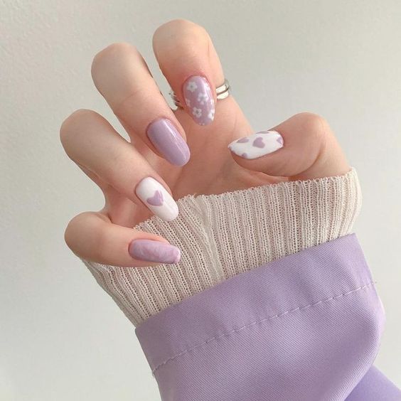 modelo de unhas simples com corações e flores roxos