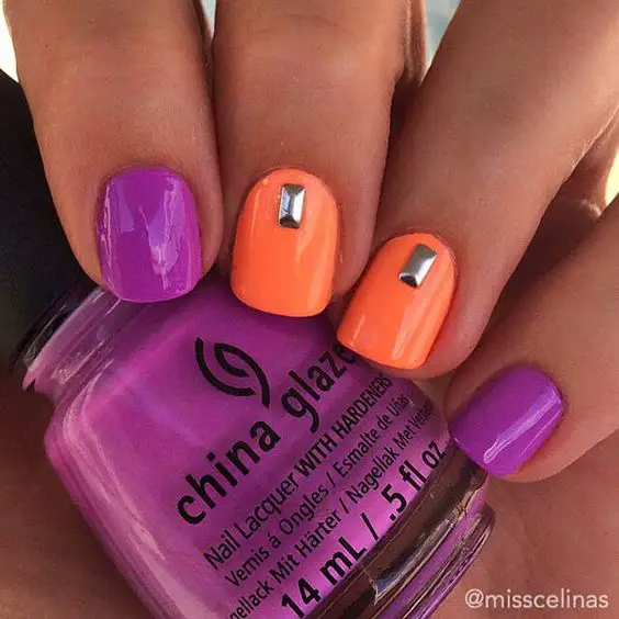 modelo de unhas curtas com esmaltação roxa e laranja