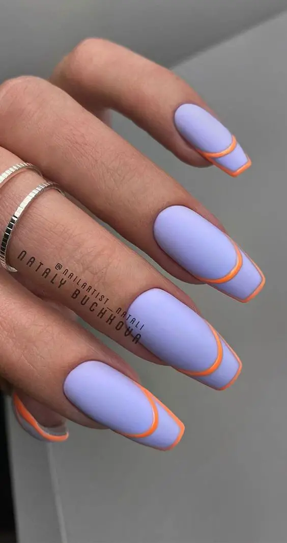 as mais lindas unhas roxas claras com detalhes em laranja