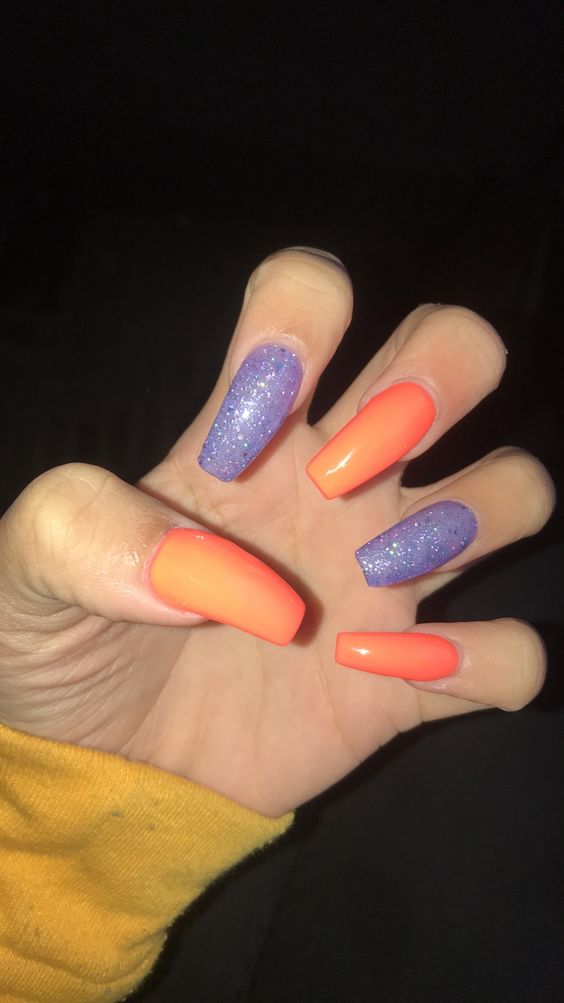 unhas laranja vivo combinando com roxas e glitter