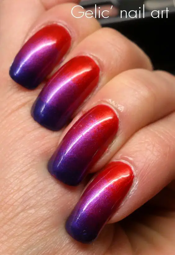 unhas em degradê nas cores azul roxo e vermelho