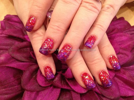 modelo de unhas decoradas roxas com glitter vermelho