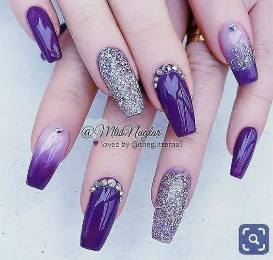 unhas puro glamour roxas com brilhos prateados