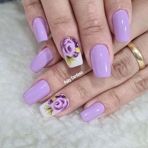 unhas roxas claras com desenhos florais