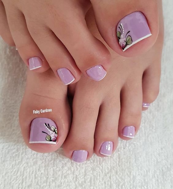 unhas dos pés decoradas com esmalte roxo e francesinha