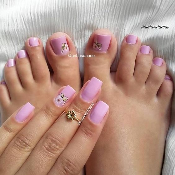 unhas dos pés e das mãos combinando com esmalte roxo claro