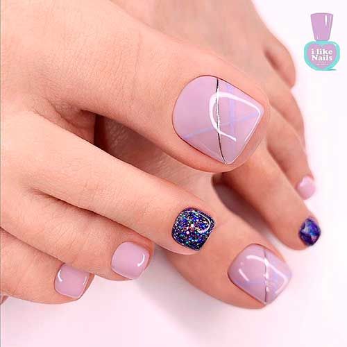 pés com as mais lindas unhas pintadas de roxo com brilhos