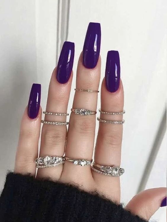 unhas longas decoradas com esmalte roxo escuro