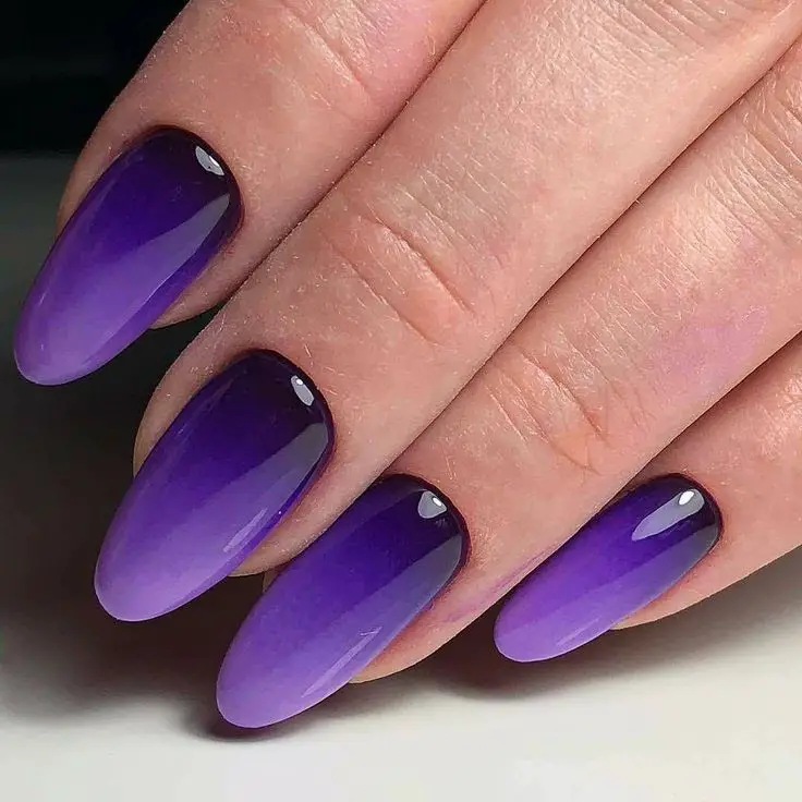 unhas decoradas com esmalte roxo e preto