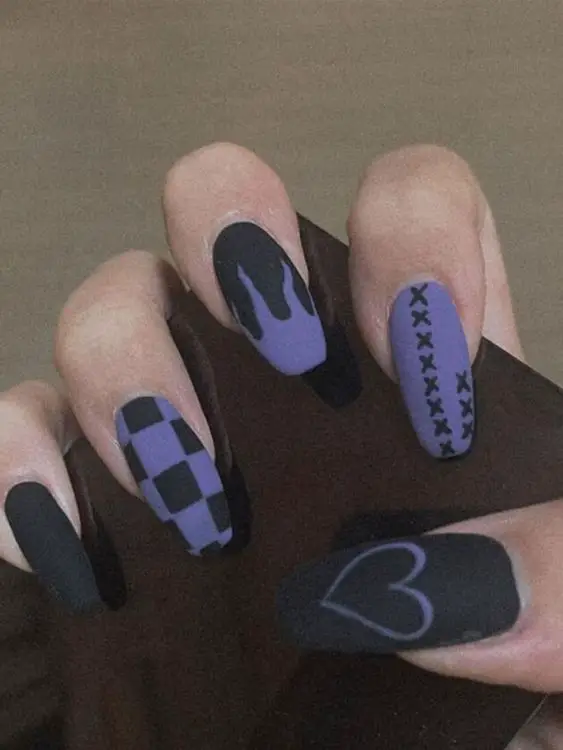 inspiração de unhas longas roxas e pretas com detalhes