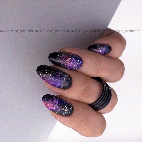 unhas escuras com esmaltação preta e brilho roxo