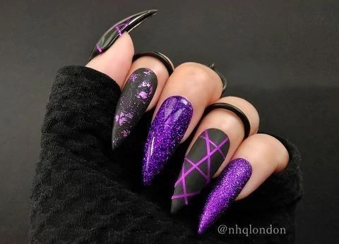 ideia de unhas longas pretas com glitter roxo