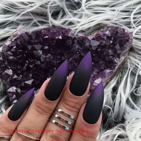 modelo de unhas com degrade preto e roxo