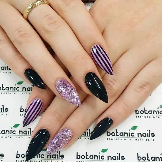 unhas lindas combinando roxo com preto e listras pretas