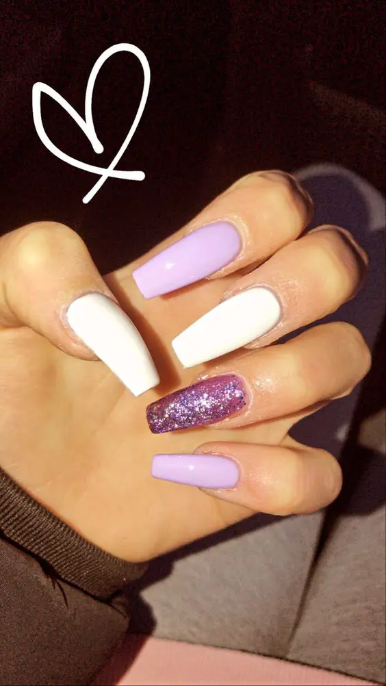 unhas simples com esmaltação roxo, branco e glitter 