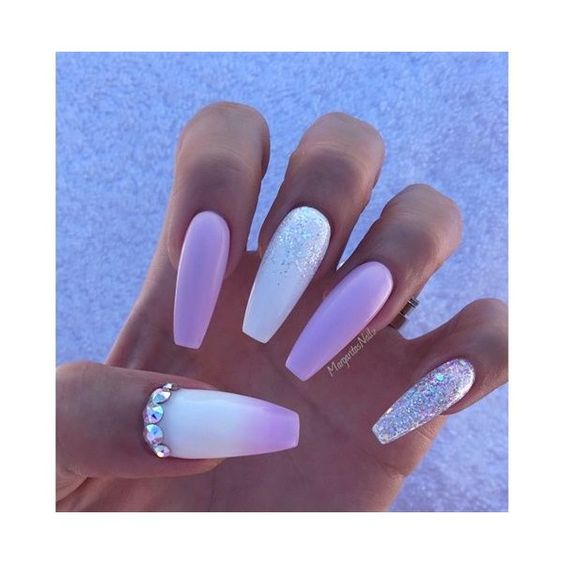 modelo de unhas roxo claro com branco e joias de unha