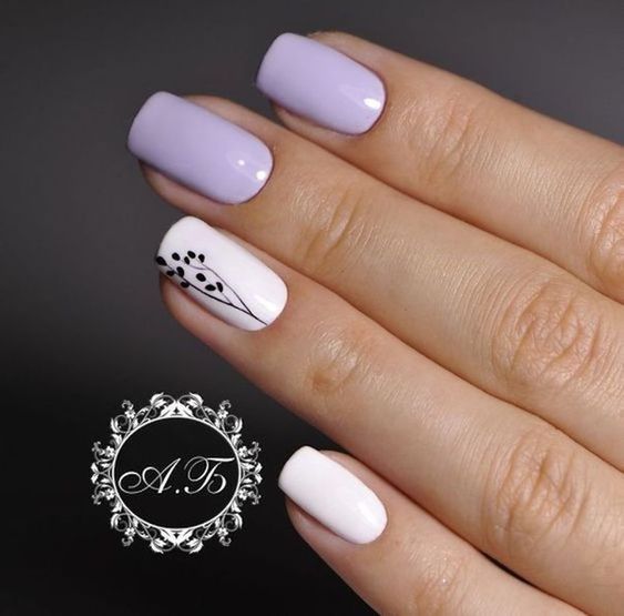 unhas minimalistas com tonalidade roxo claro e branco