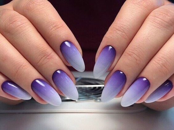 unhas maravilhosas com efeito em ombre roxo claro e escuro