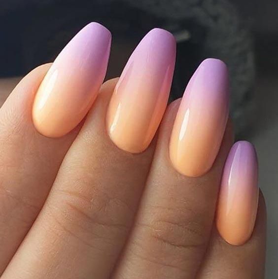 modelo de unhas na cor roxa e laranja ombre