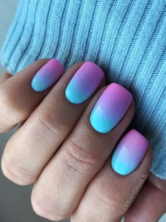 exemplo de unhas em degrade com esmalte azul e roxo