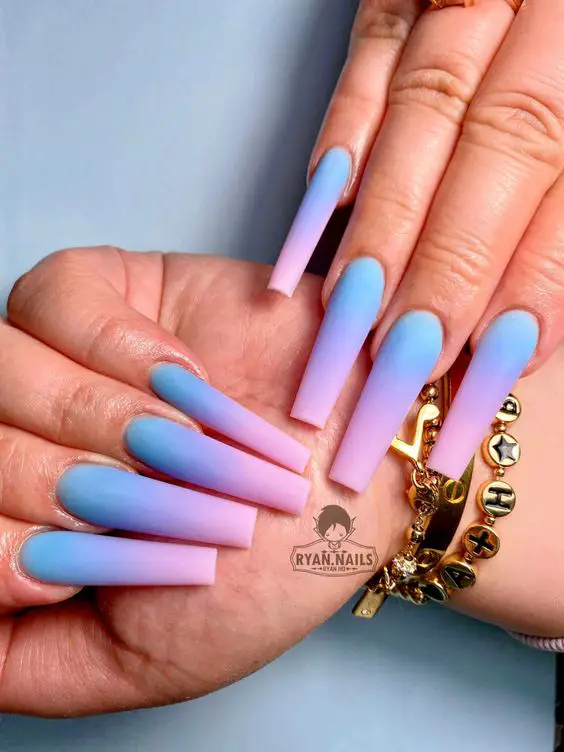 inspiração de unhas longas com esmalte azul, roxo e rosa