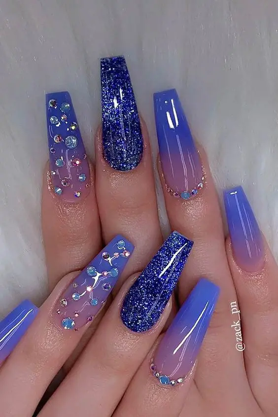 unhas perfeitas longas roxas com azuis e muito glitter