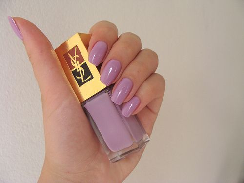 unhas claras com tons de roxo pastel