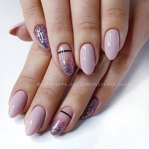 foto de unhas roxas em tom pastel e brilho