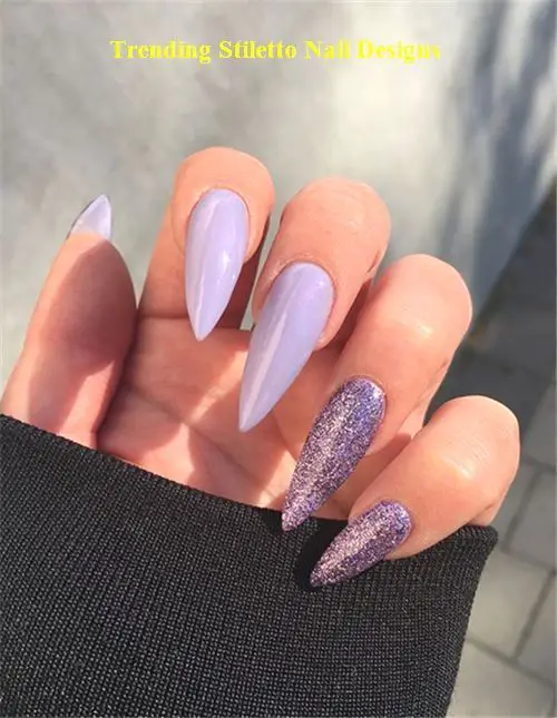 modelo de unhas compridas com esmaltação roxo pastel e glitter