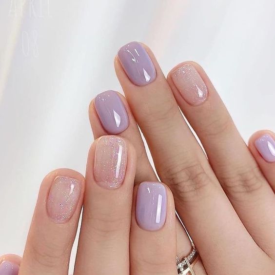 delicada decoração de unhas curtas com tons pastéis