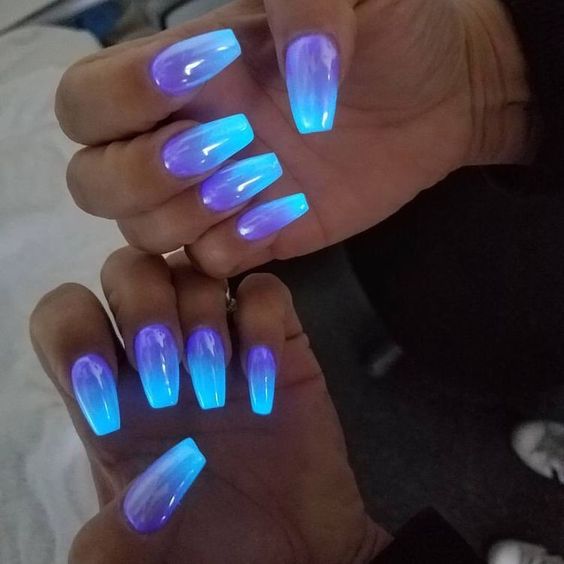 unhas roxas e azuis neon iluminadas