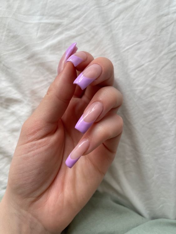 unhas longas em gel com decoração inglesinha roxa