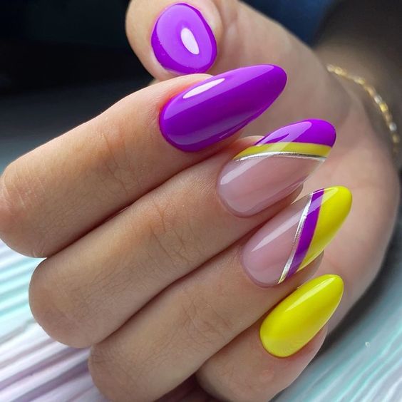 unhas decoradas com as cores vivas roxo e amarelo