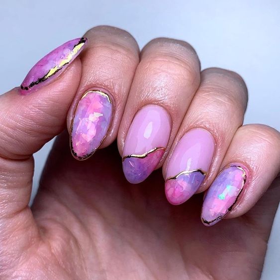 inspiração de unhas marmorizadas cor de rosa com roxo