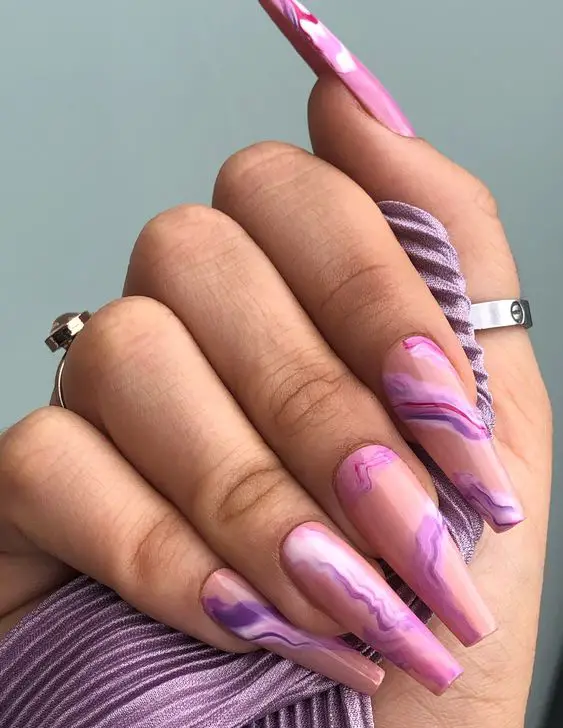 unhas com decoração aquarela nas cores rosa e roxo