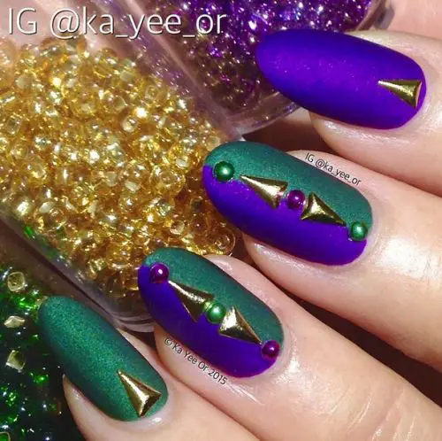 unhas decoradas com joias e esmalte roxo e verde