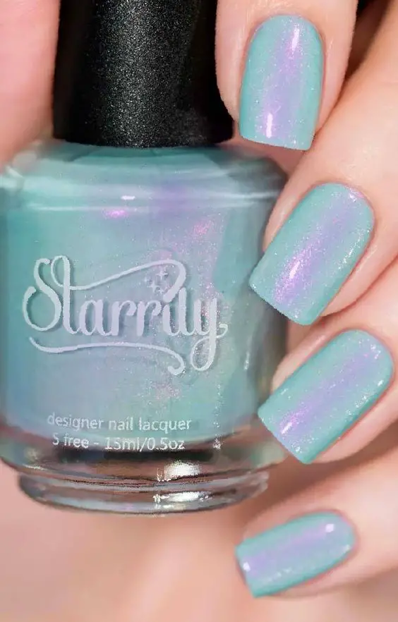 delicadas unhas de sereia com esmalte verde e detalhes em roxo