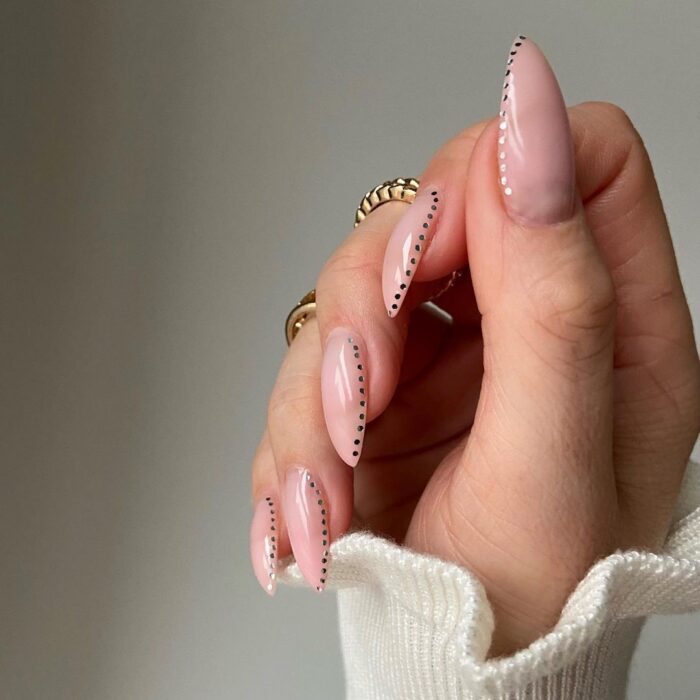 tipo de unhas com decoração rosa com linha pontilhada