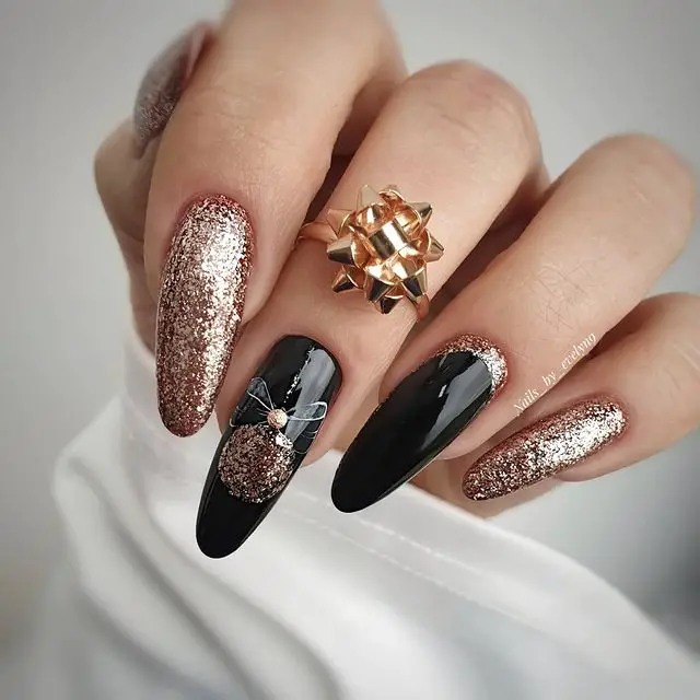 unhas delicadas combinando preto com brilho rose