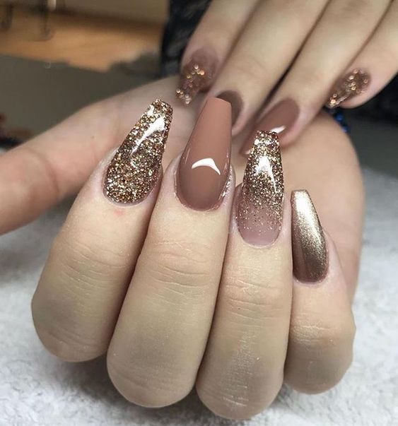 modelo de unhas com glitter dourado para o ano novo 2022